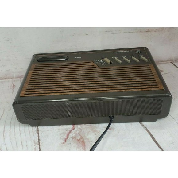 Vintage General Electric Alarm Clock Radio AM/FM (Model 7-4612A). Tested - Picture 4 of 12